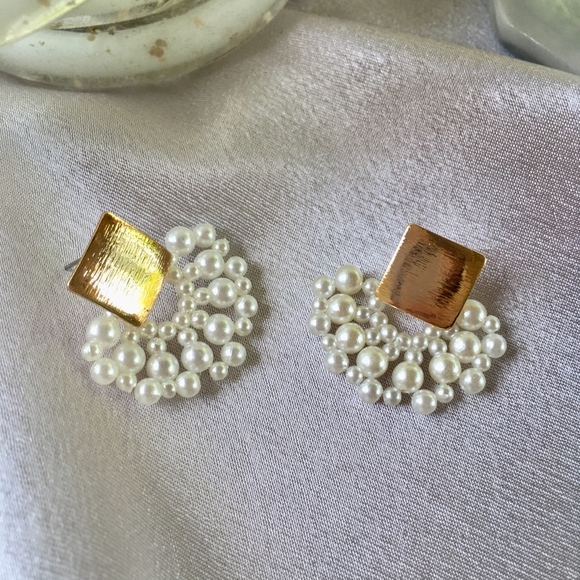 Imitation Pearl Elegant Sanded Gold Earrings - Picture 6 of 8